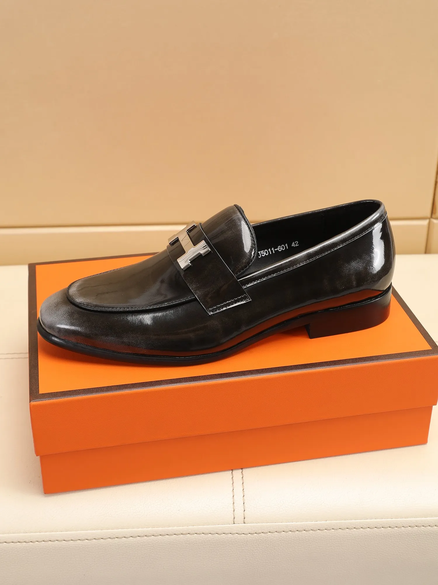 Factory price 460💶[HERMES] (cowhide lining)🍀Italian top luxury🍀He does not pursue novel styles and gorgeous colors, but attracts the favor of successful men with his flawless, elegant and classic style! This very, very comfortable, simple and stable style makes it easy to match any style! The pattern is absolutely 1:1 refined from the original case, and we strive for excellence in materials, imported cowhide + cowhide lining💪💪💪extraordinary texture👍! .Code number: 39 to 44 (38.4546 customized)